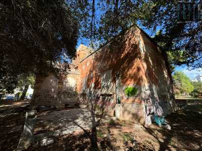 ...al centro della quale si fa spazio Villa Carbonara, con il suo colore rosa ormai sbiadito dal tempo